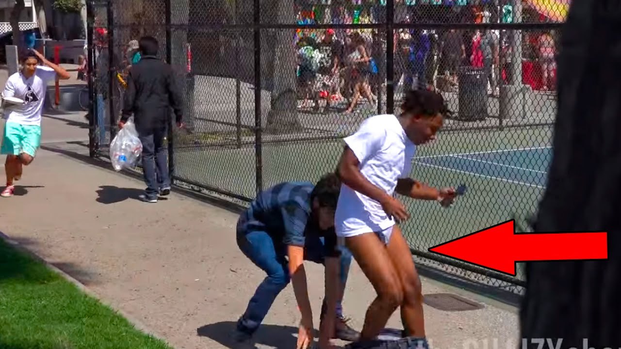 Broma Pesada en la Calle | BAJANDO PANTALONES | BROMAS 2016