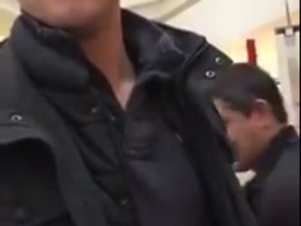 Il se fait griller par sa copine avec une autre fille... Oups