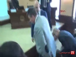 Avukatlardan Metin Feyzioğlu'na protesto