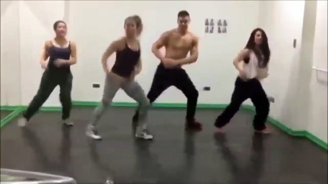 Паренёк танцует не хуже девчёнок