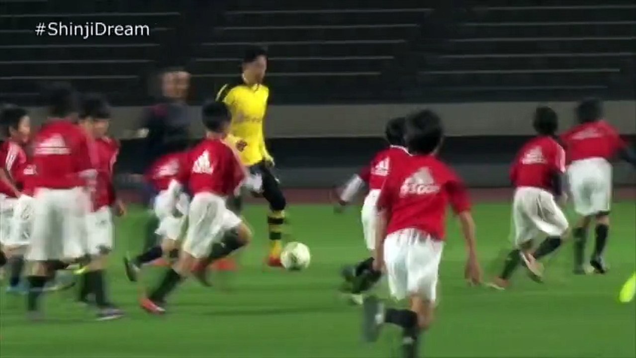 Seul contre 30 enfants, l'étrange match de la star du football japonais Shinji Kagawa