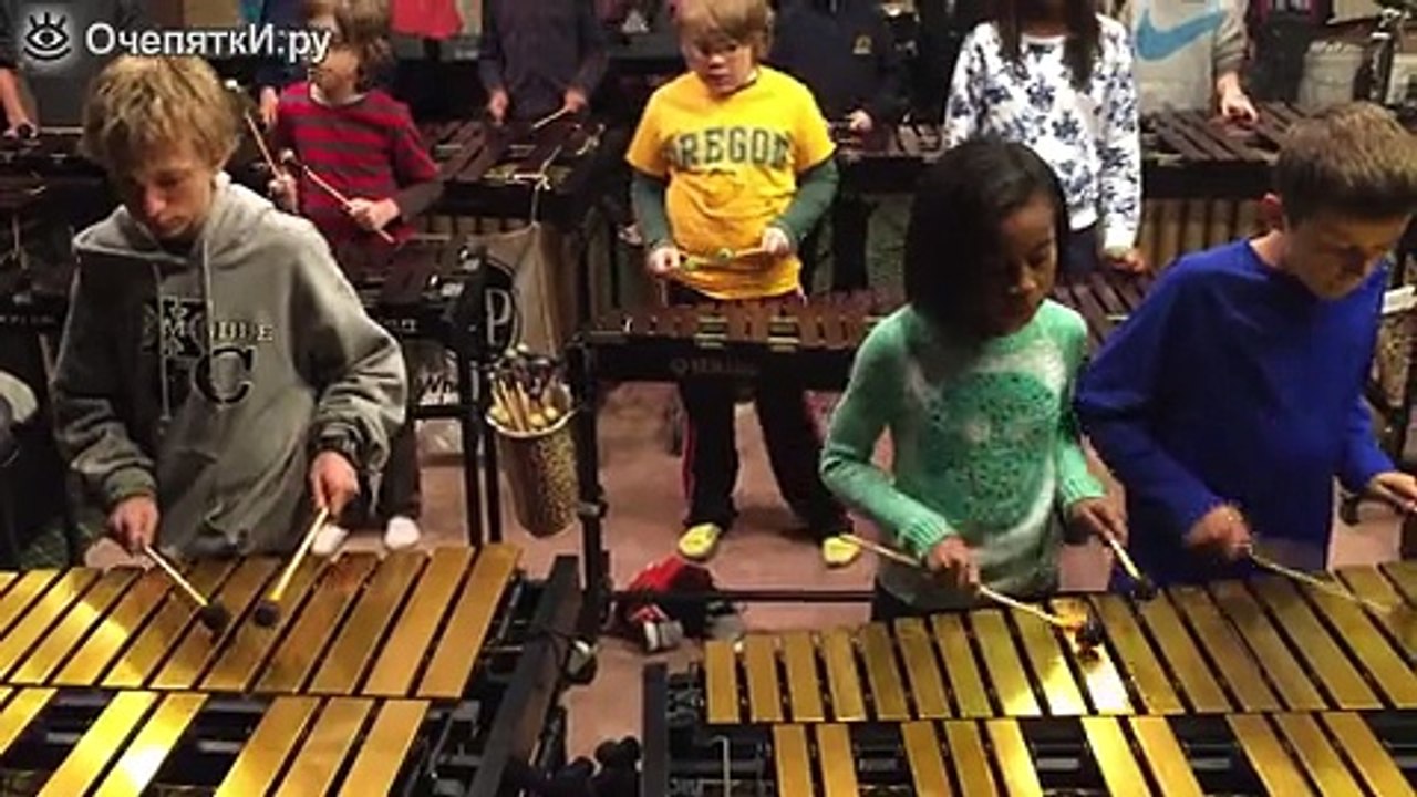 Дети играют на ксилофонах