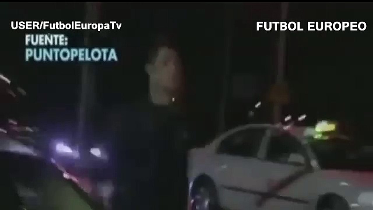 Cristiano Ronaldo se toma fotos con sus fans a la salida de la gala de La liga BBVA 2013