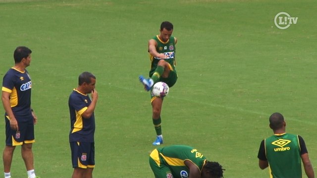 Nenê tira onda e mostra habilidade com freestyle no Vasco