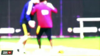 El caño humillante que le endosó Dani Alves al utillero en el entrenamiento