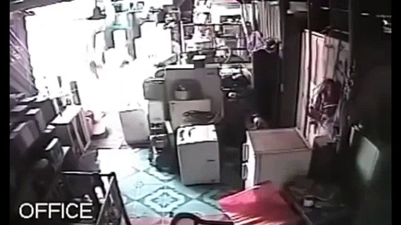 ANOTHER SHOCKING NEPAL EARTHQUAKE 7.1 MAGNITUDEF ON CCTV...  Historical Earthquakes