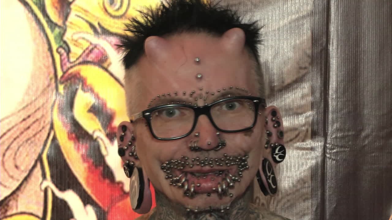 L’homme le plus percé du monde est au salon du tatouage de Caracas