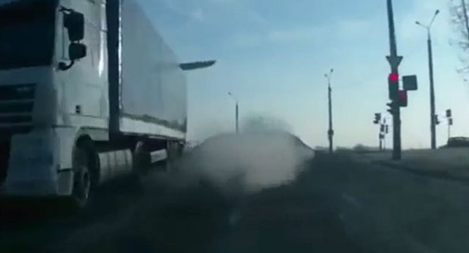 Un bloc de glace se détache d'un camion et détruit une voiture