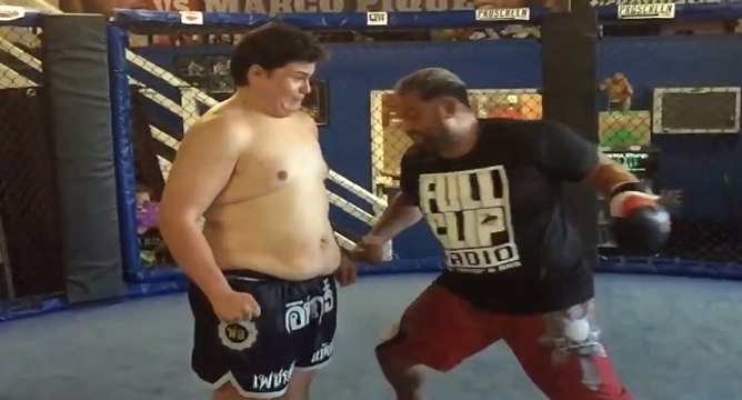 Il prend un coup de poing d'un combattant MMA pour rigoler