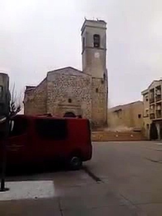 El campanario de una iglesia de Lérida se desploma