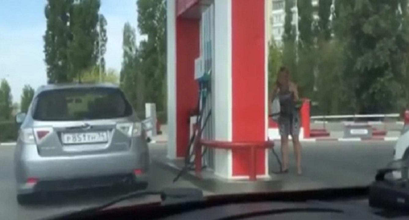 Une blonde russe fait le plein à la station essence