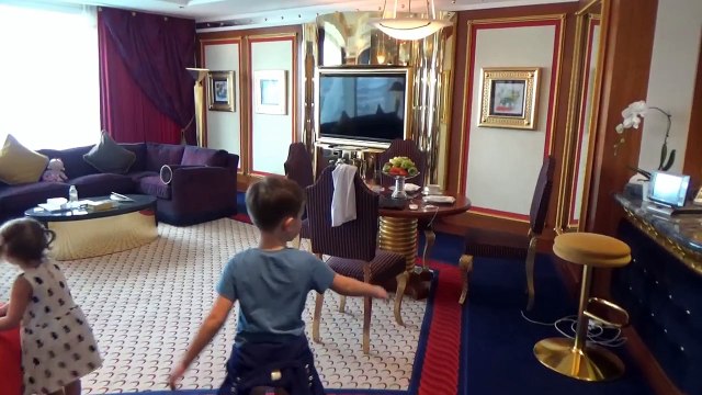 Катя в Дубаи День #1 на пляже и в бассейне подарочки от отеля Dubai 1-st Day in Burj Al Arab Hotel