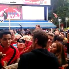 En este momento la peatonal de Carlos Paz repleta de gente sacándose fotos con Pedro - 29 de Enero