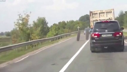 Плохо прикрутили колеса. ВОДИТЕЛЬ МОЛОДЕЦ!