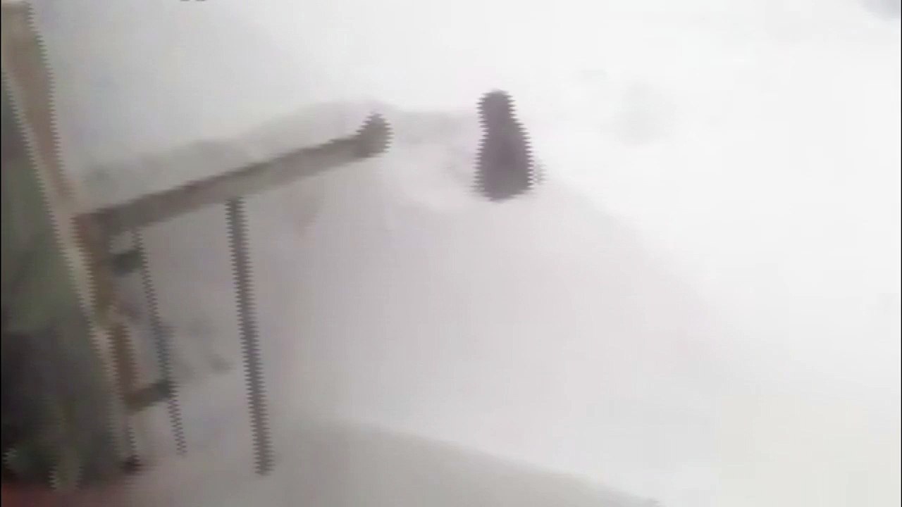 Мужик пришел с работы домой (г. Норильск)