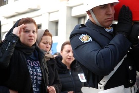 Şehit Polis Alagöz'ü Eşi, Asker Selamıyla Uğurladı
