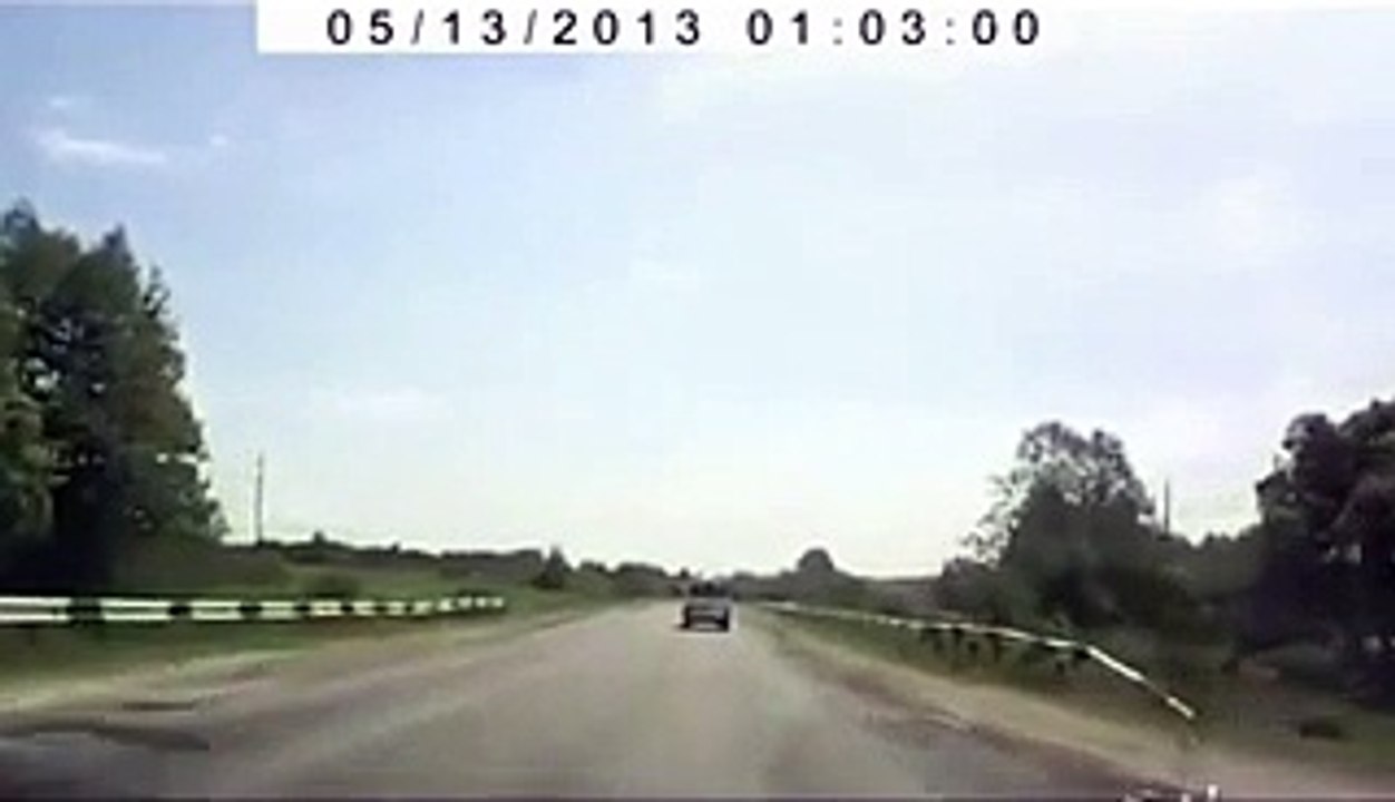 Une voiture s’envole dans les airs -