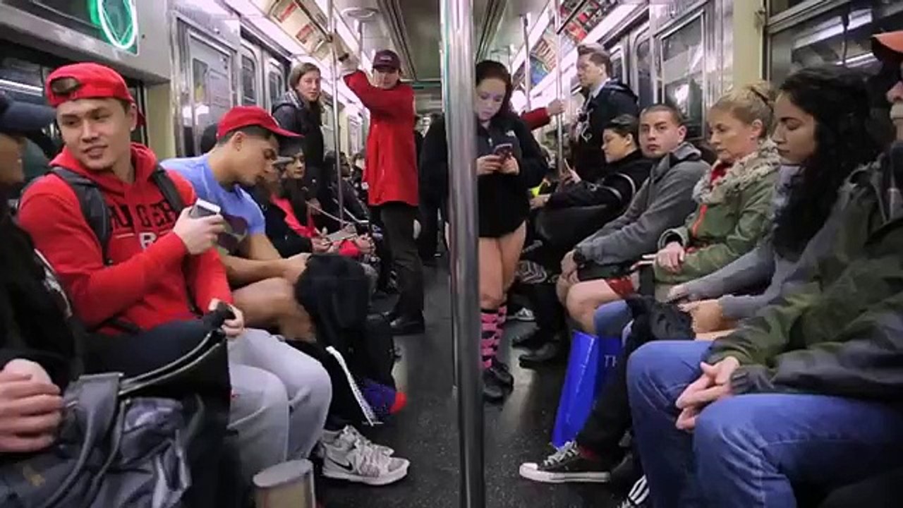 Pantolonsuz Metroya Bin !