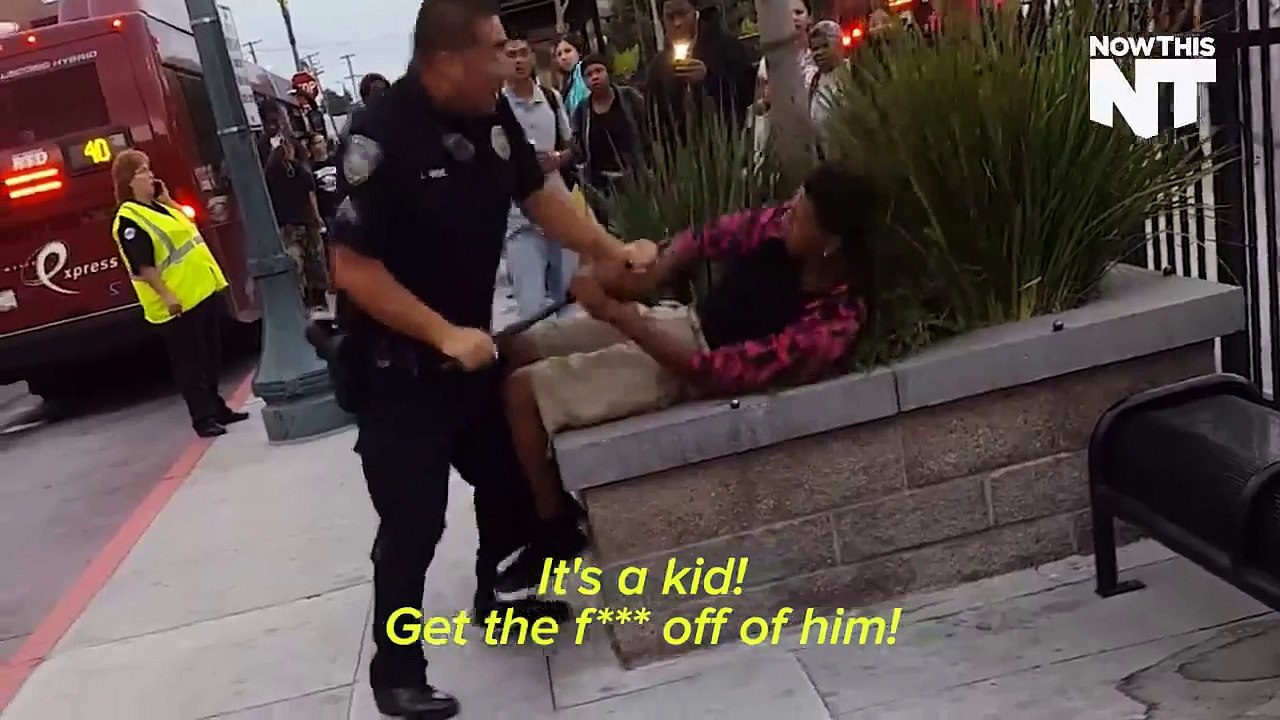 Des policiers frappent violemment un jeune car il a traversé en dehors du passage piéton