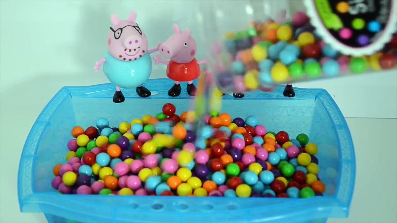 Pig George da Familia Peppa Pig na Piscina de Bolinhas de Bala!!! Em Portugues Tototoykids