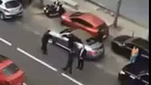 لحظة التقاط الملك محمد السادس لصورة تذكارية مع مواطنة من الدار البيضاء