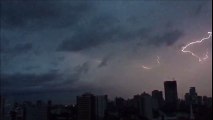 Moradores filmam raios em diferentes partes da Região Metropolitana do Recife