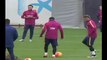 Lionel Messi bromea con Luis Suárez en el entrenamiento