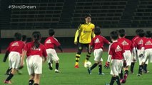 Kagawa dribble 30 enfants