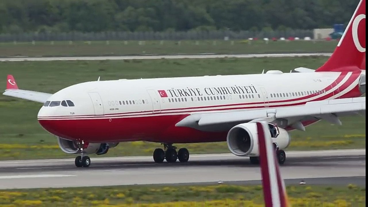 Turkish AIR FORCE 1 - Airbus A330 Crosswind Landing - two cameras.  Crosswind Landing