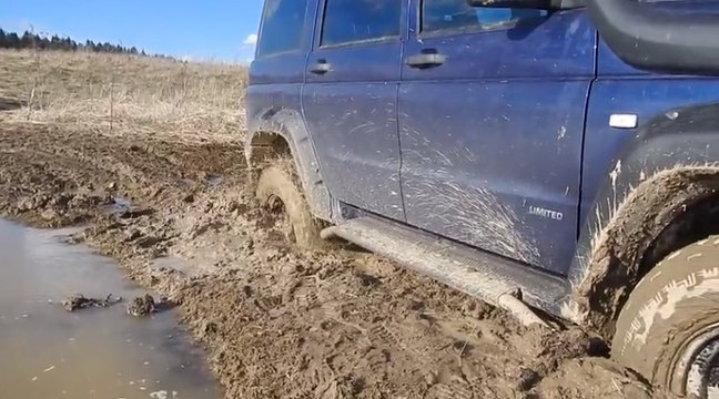 Как правильно звать на помощь, когда застрял в болоте!