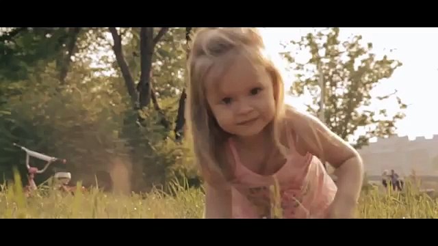 Папа похлопай , смотри как я танцую !!