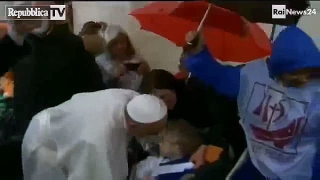 El Papa soprende otra vez - Recoge bolso de anciana en silla de ruedas