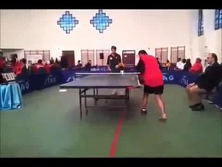 Hombre juega al Pin Pon si brazos