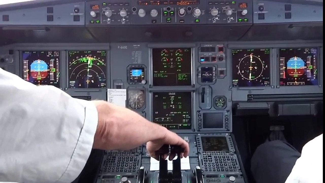 Airbus 318-111 Crosswind Landing at CDG on runway 26L  Crosswind Landing