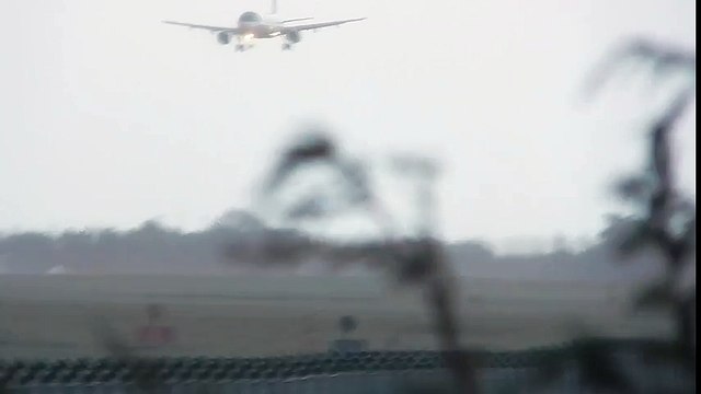 *Near Engine Strike* Aer Lingus A320 Crosswind landing Dublin Crosswind Landing