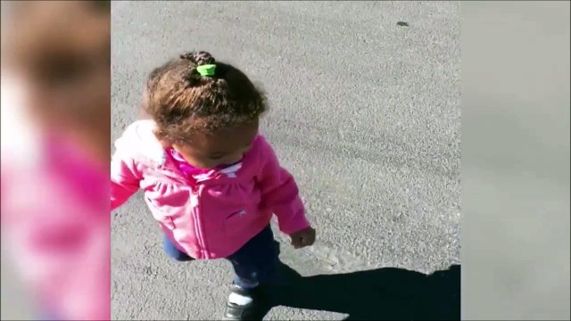 Une petite fille terrifiée par sa propre ombre... Tellement mignon