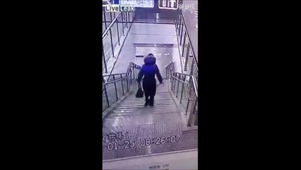 Une marche ratée et c'est le drame - Grosse gamelle dans les escaliers du métro