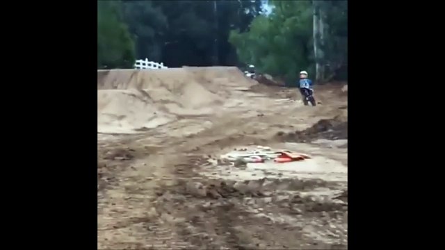 Très jeunes biker à motocross déjà au top!