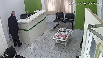 عجوز يبدو عليه الوقار يسرق تابلت من عيادة