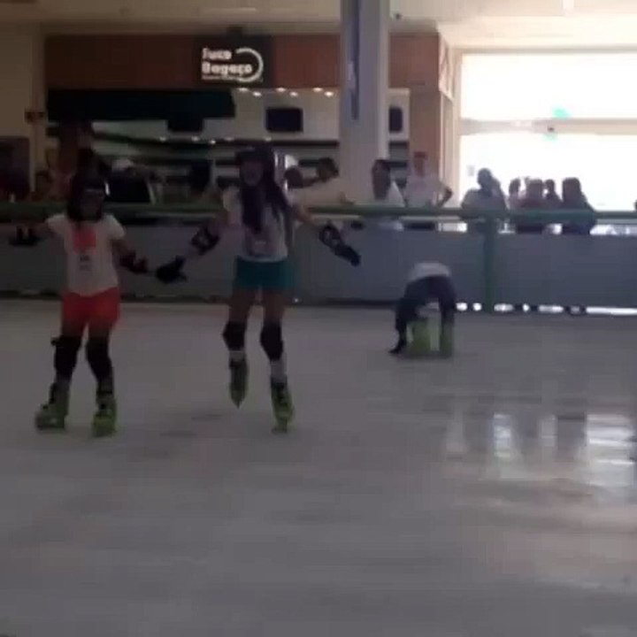 Carolina Chamberlain Ajuda Livia Inhudes A Andar No Gelo