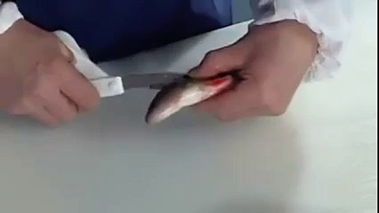 Интересный способ чистить окуня. И руки целы и кухня чистая