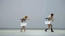 Chorégraphie de deux danseurs nus censurés par des drones