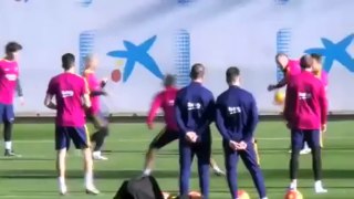 Dura entrada de Arda a Luis Suárez durante el entrenamiento barcelona 2016