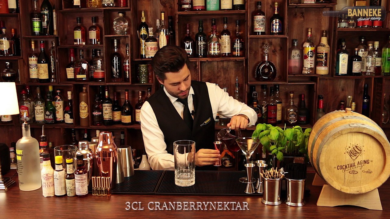 Cosmopolitan - Vodka Cocktail selber mixen - Schüttelschule by Banneke