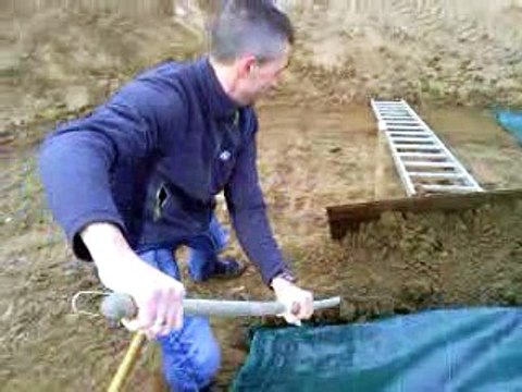 Arnaud et les chaussures à crampons- Pose des bâches
