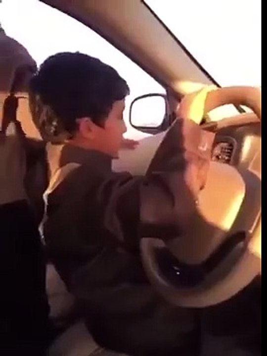 طفل سعودى يقود سيارة بيد واحدة ويحمل فى اليد الأخرى مسدس