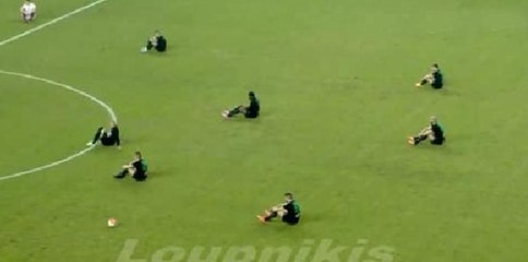 Futbolculardan mülteciler için oturma eylemi