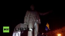 Des nationalistes vandalisent un monument soviétique en Ukraine