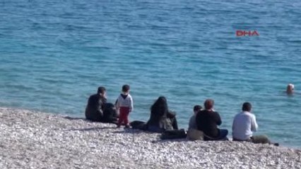 Antalya'da Güneşe Gören Sahile Koştu
