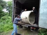 Hombres tontos bajando un cilindro de concreto